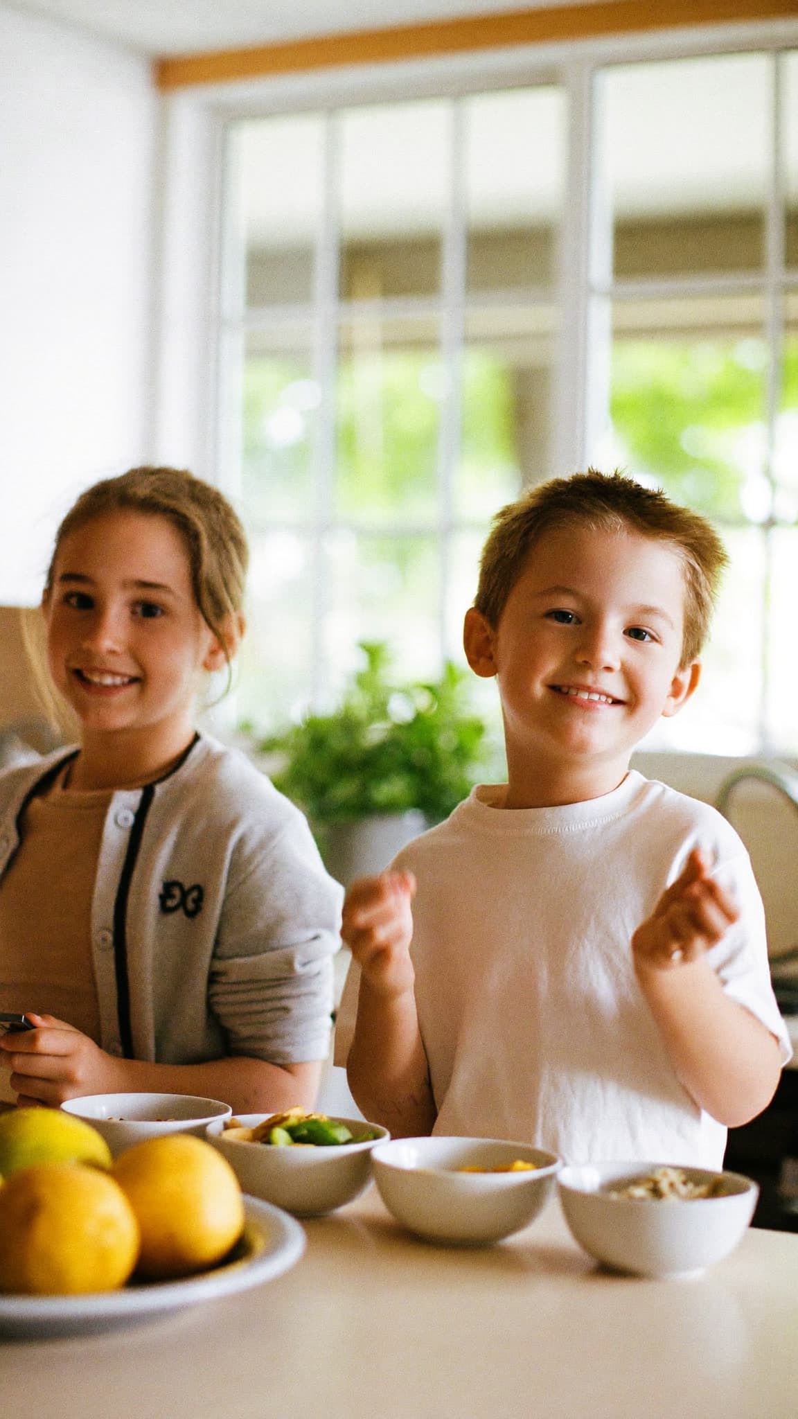 Prueba descartada: dos niños en una cocina con tono anaranjado; uno lleva una marca en la sudadera.