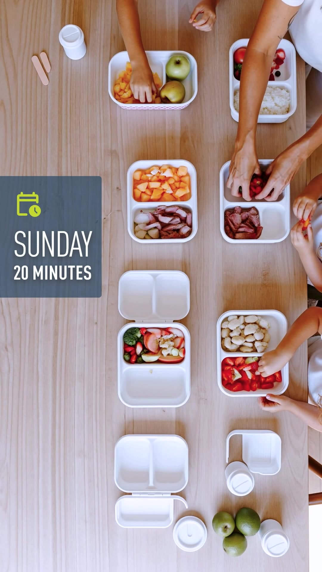Vista cenital de una mesa con fiambreras abiertas que varias manos llenan, con el rótulo “Sunday, 20 minutes”.