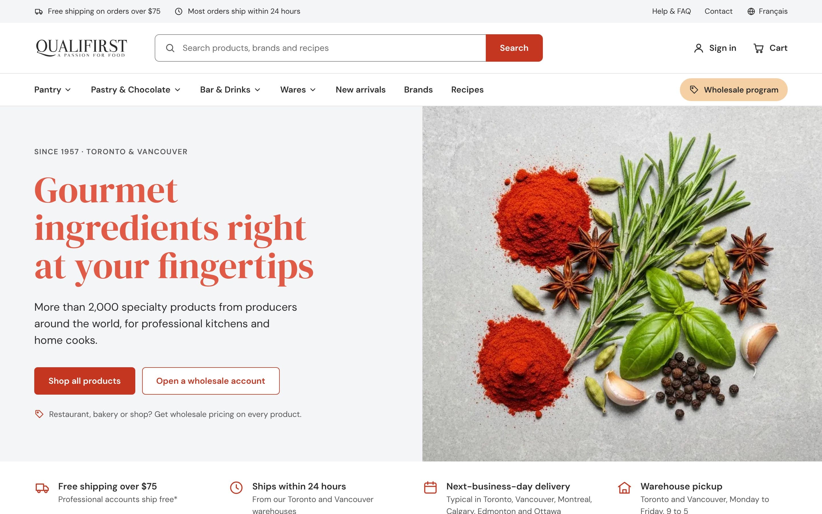 Primera pantalla de la Home propuesta en escritorio: cabecera con buscador ancho y navegación por grupos, el titular «Gourmet ingredients right at your fingertips» en coral y una foto de especias y hierbas.