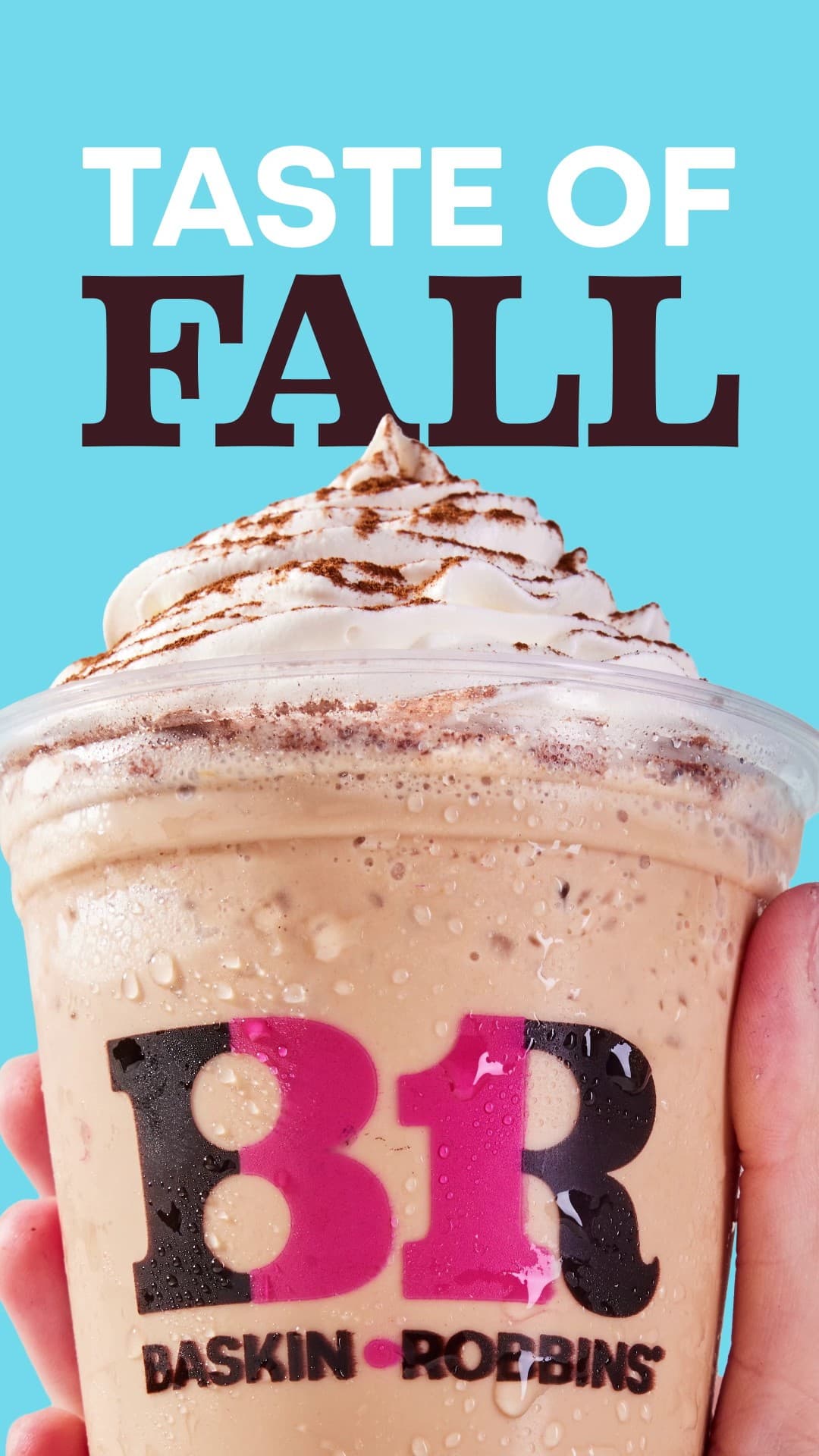 Reel de Baskin Robbins: una mano sostiene un vaso de Pumpkin Spice Cappuccino Blast sobre fondo cian, con el rótulo «Taste of fall».