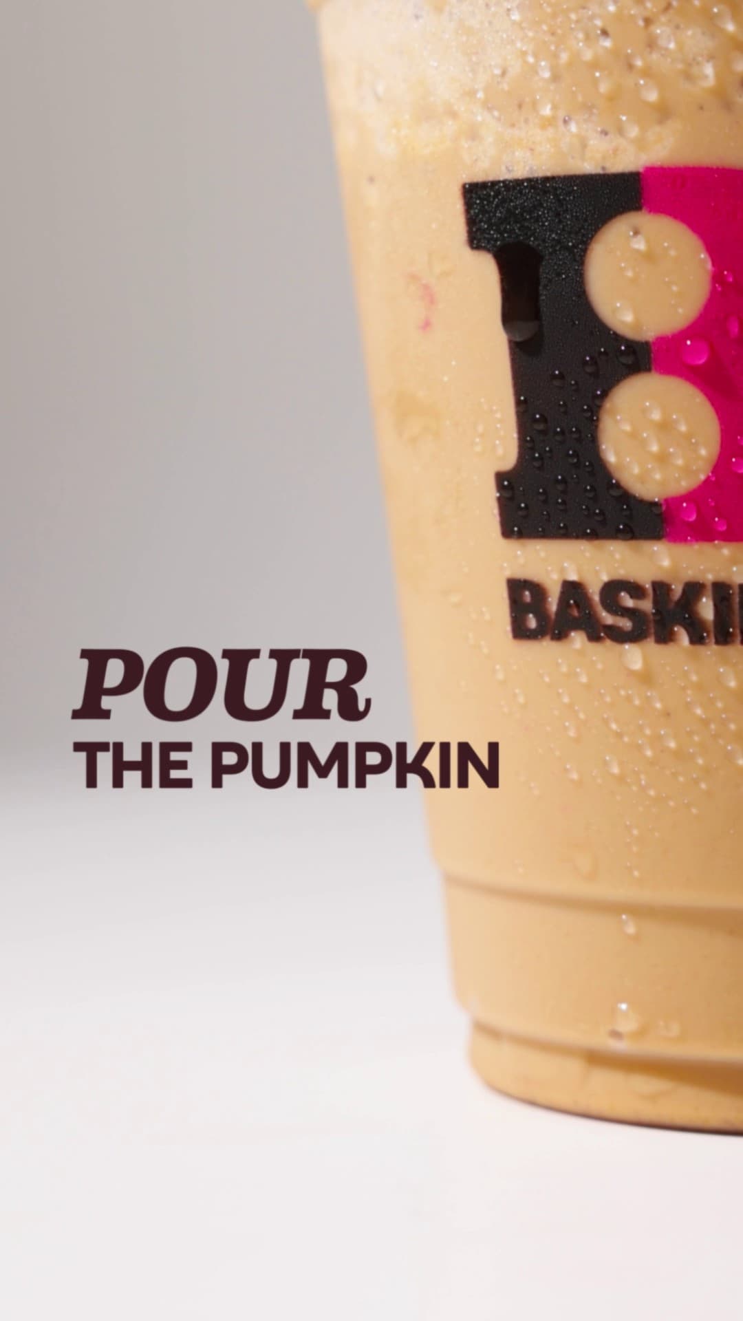 Reel de Baskin Robbins: primer plano de un vaso de cappuccino helado con el logotipo BR y el rótulo «Pour the pumpkin».