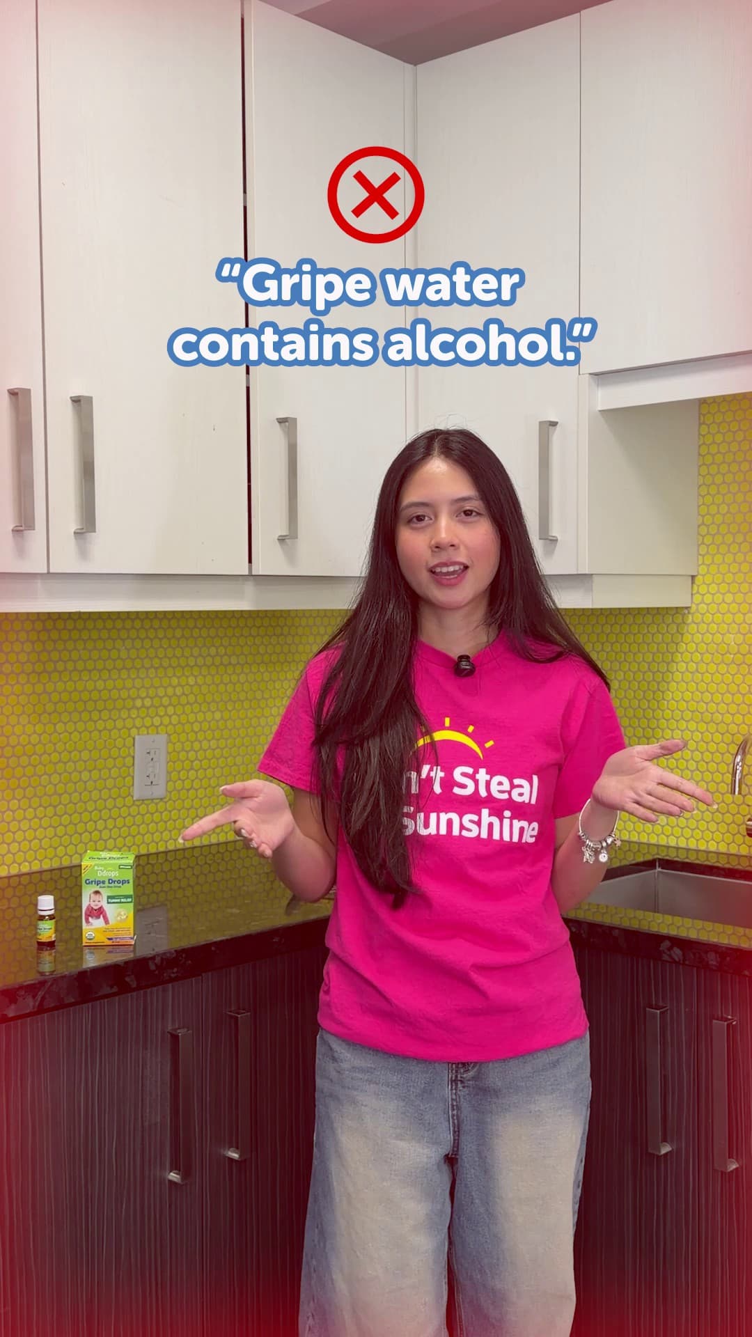 Una presentadora en una cocina; encima, una X roja y la cita «Gripe water contains alcohol.», con el borde del plano teñido de rojo.