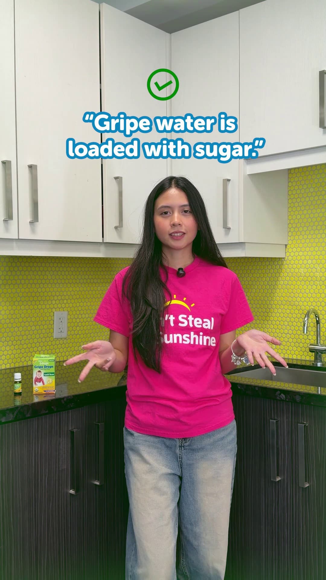 La presentadora con un check verde encima y la cita «Gripe water is loaded with sugar.».