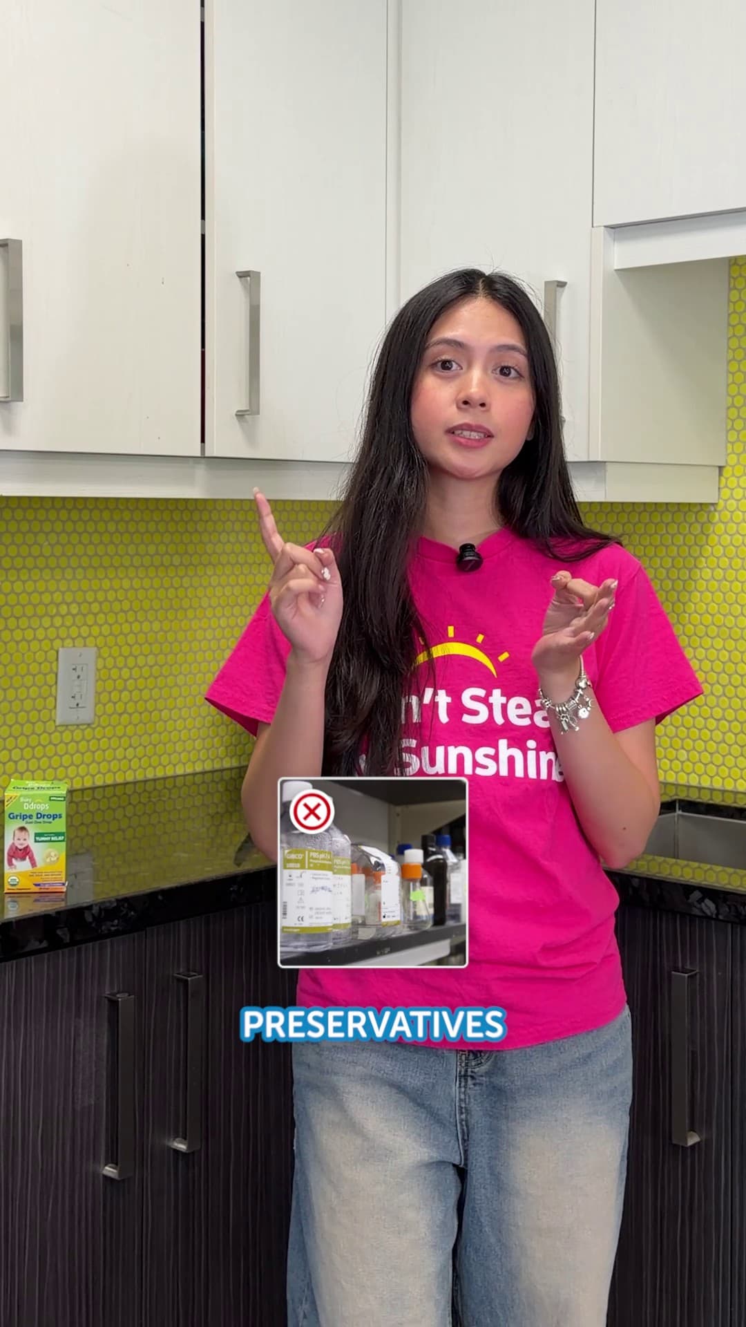 La presentadora gesticula; delante, un icono tachado con la etiqueta «Preservatives».
