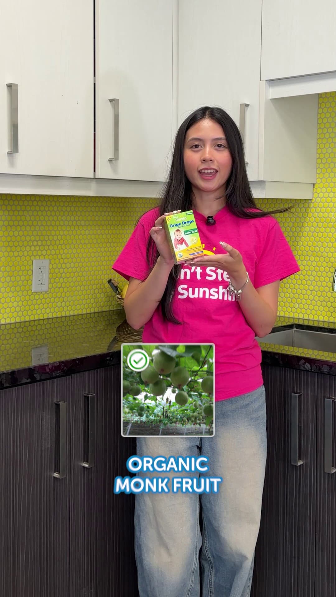 La presentadora sostiene la caja del producto; delante, un icono con un check y la etiqueta «Organic monk fruit».