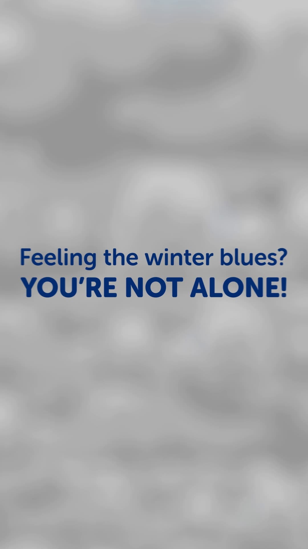 Cielo de nubes grises con el texto «Feeling the winter blues? You're not alone!».
